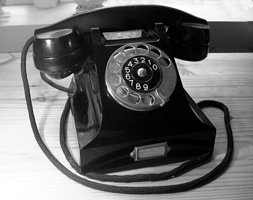 Ericsson DBH 1001 (vers 1931), le premier téléphone combiné fabriqué avec un boîtier et un combiné en bakélite.
