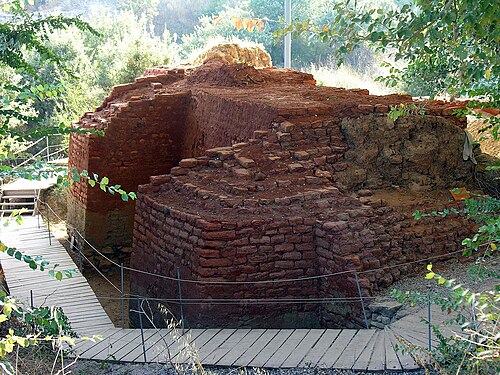 Fortifications de Troie II avec briques de terre reconstruites modernes