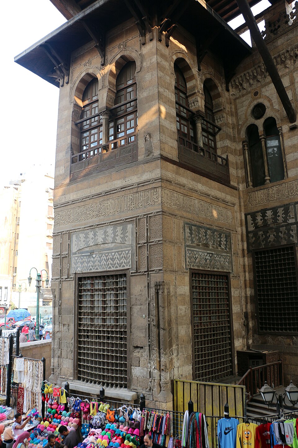 Un kuttab (ci-dessus) et un sabil (ci-dessous) dans le complexe funéraire d'al-Ghuri au Caire, en Égypte