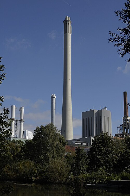 Cheminée de la centrale de cogénération de Brunswick Central avec des antennes pour la transmission TV dans la boîte à droite juste en dessous de son sommet