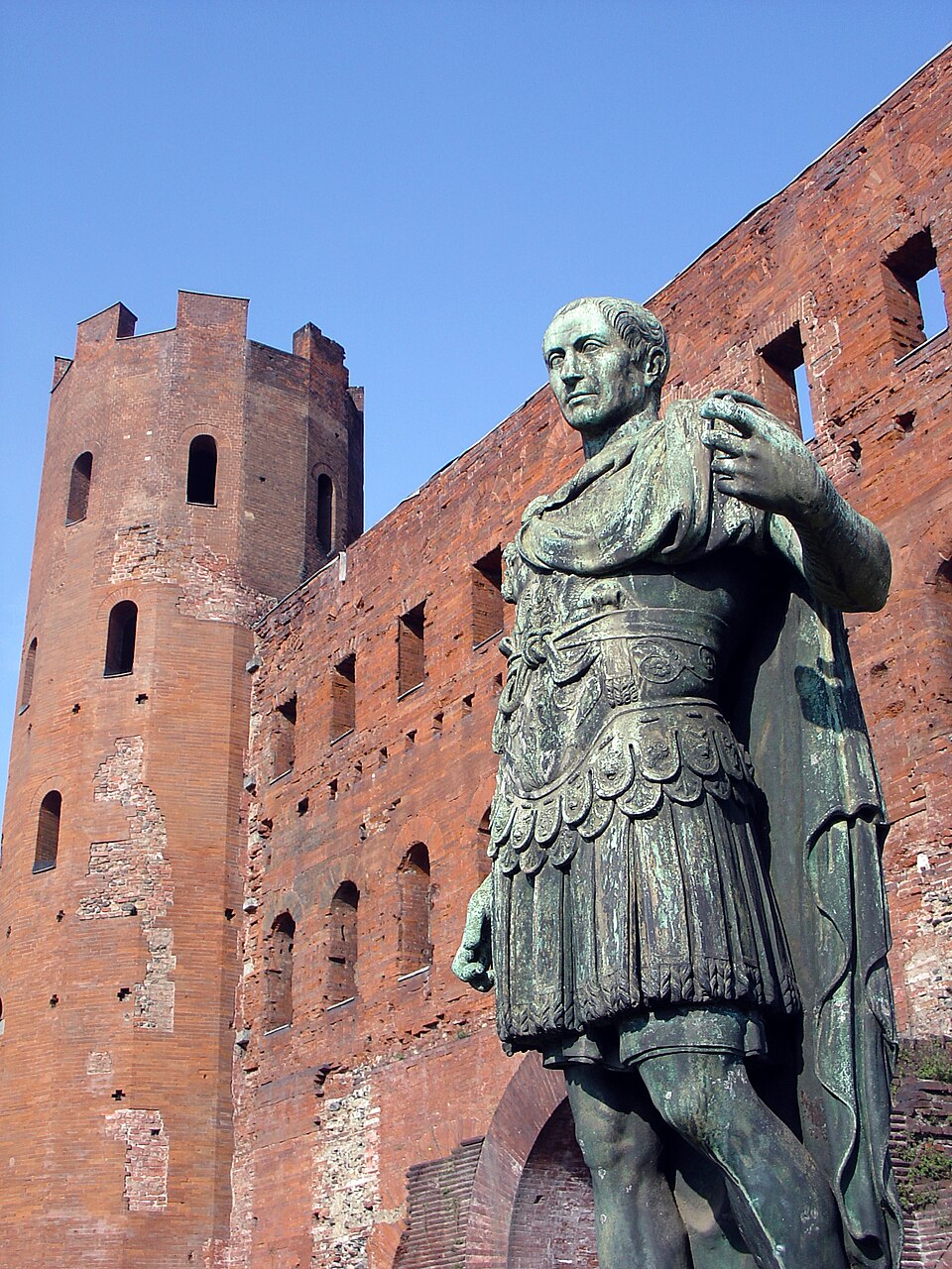 Statue en bronze de la Porta Palatina à Turin