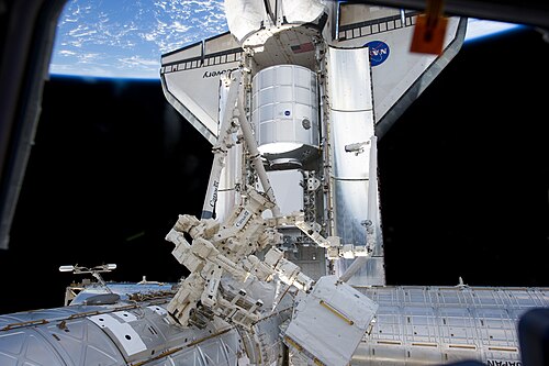 Le Discovery et le Dextre à quai sont représentés sur cette photo.