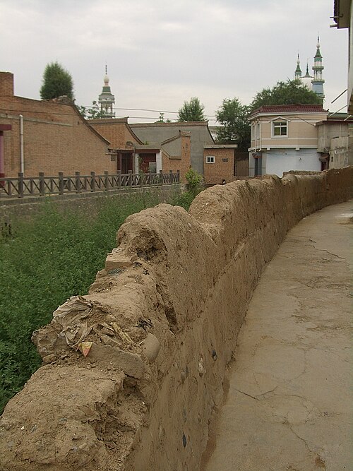 Un mur d'adobe dans la ville de Linxia, ​​Gansu, Chine