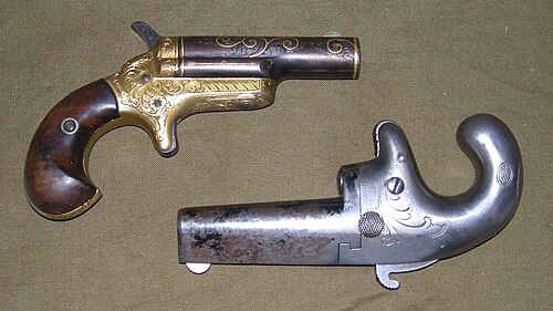 Colt Deringers, à droite 1er modèle (1870-1890), à gauche 3e modèle (1875-1912), tous calibre .41 à percussion annulaire