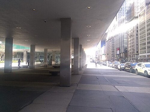 Vue le long de Park Avenue, montrant les colonnes soutenant Lever House