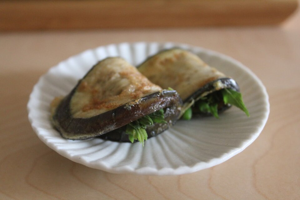 durup-gaji-jeon coréen (aubergines poêlées et pousses d'angélique)