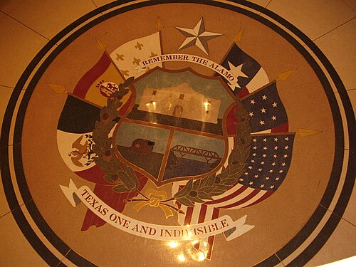 Mosaïque en terrazzo du sceau inversé du Texas dans l'extension du Capitole, montrant les six drapeaux du Texas