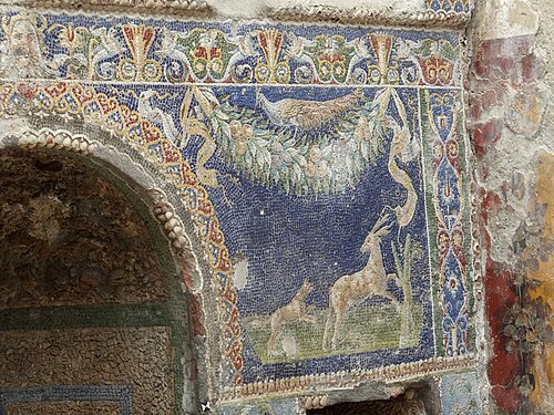 Feston romain, vers 70 avant JC, mosaïque, Casa di Nettuno e Anfitrite, Parc archéologique d'Herculanum, Ercolano, Italie[5]