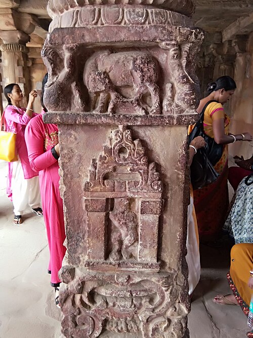 Une idole de vache avec son veau tandis qu'une autre couche a défiguré l'idole de Krishna
