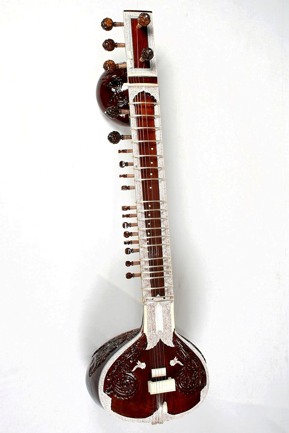 Sitar à caisse de résonance fabriquée à partir d'une calebasse. Le surbahar est similaire, mais plus grand et produit des sonorités plus graves (un peu comme un sitar basse).
