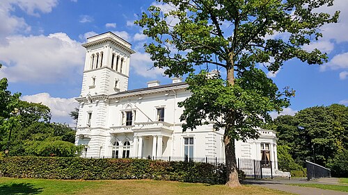 L'aspect principal et le belvédère de l'hôtel de ville de Runcorn dans le Cheshire, en Angleterre