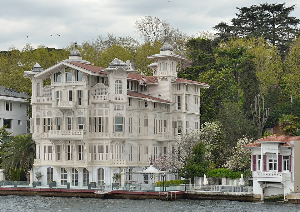 Maisons colorées de deux ou trois étages avec quais et balcons, construites directement au bord de l'eau