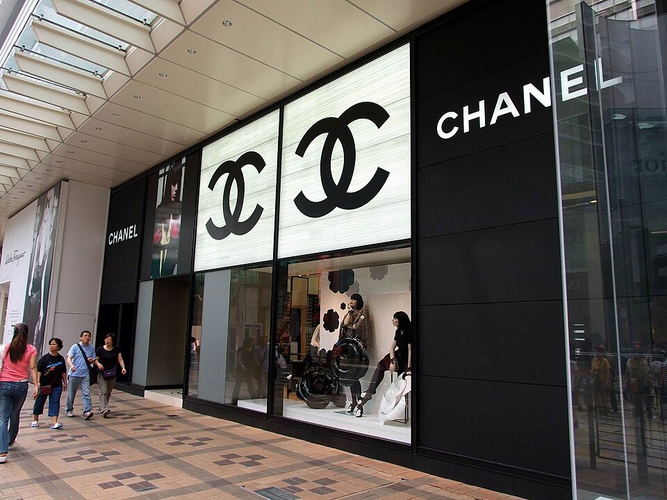 Logo Chanel sur la boutique.