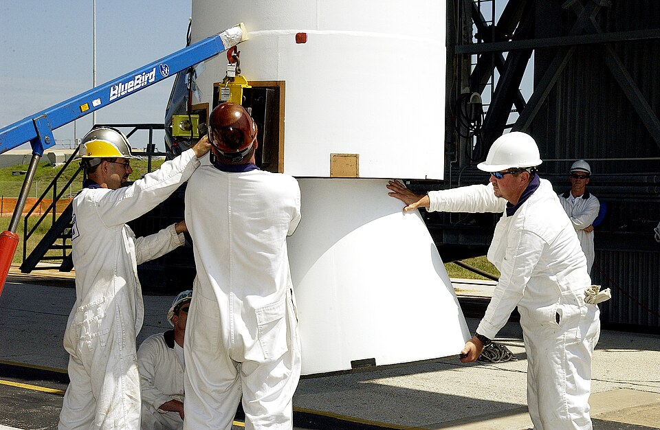 Des techniciens préparent un booster GEM 46