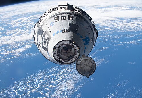 Le vaisseau spatial Boeing CST-100 Starliner en cours d'amarrage à la Station spatiale internationale