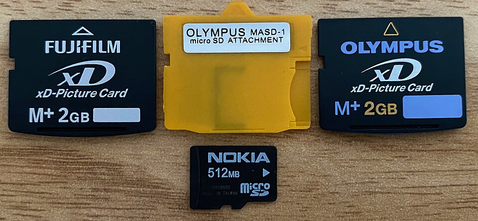 En 2008, Olympus a commencé à inclure des adaptateurs de carte microSD vers carte xD-Picture Card avec ses appareils photo numériques.