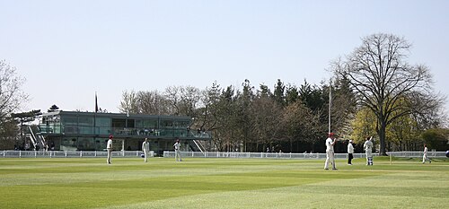 Le terrain de cricket et le pavillon de l'école
