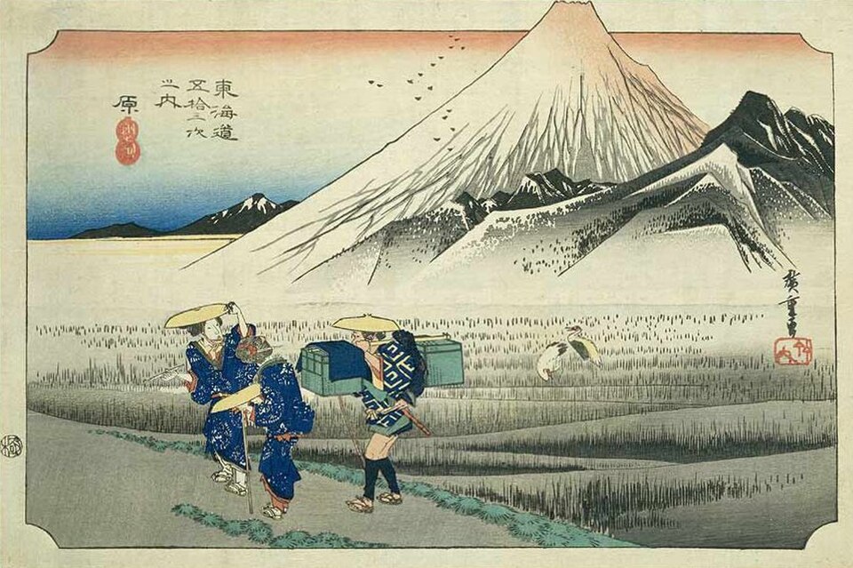 Impression couleur de paysage représentant un groupe de trois personnes marchant vers la gauche, avec des forêts et une haute montagne en arrière-plan.