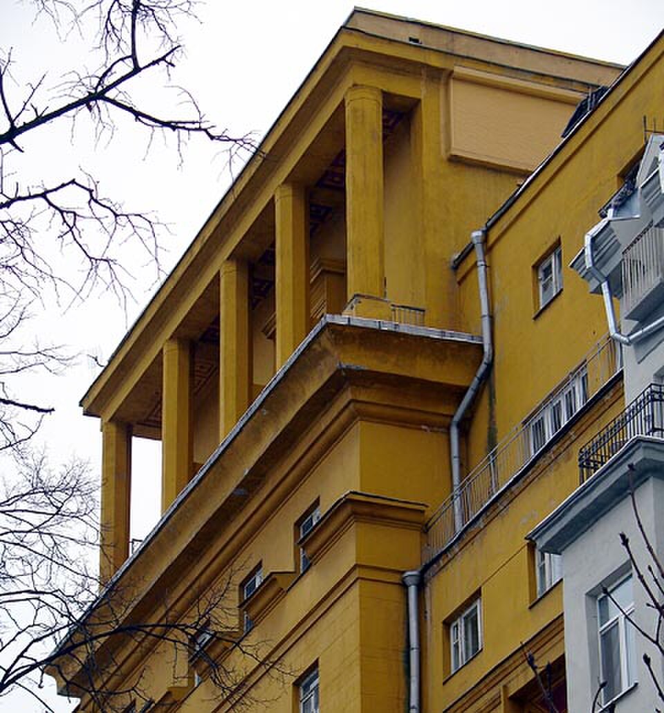 Vladimirov. Aviazhilstroy, étangs des Patriarches, penthouse avec colonnes octogonales