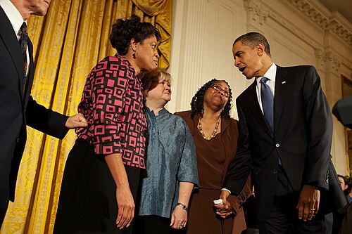 Le président Obama avec Louvon Harris, Betty Byrd Boatner et Judy Shepard