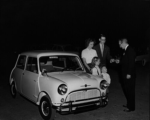 La première Morris Mini-Minor vendue au Texas est livrée à une famille d'Arlington, au Texas, en 1959