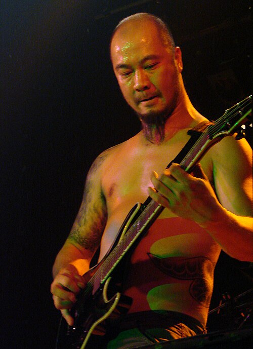 Homme jouant de la guitare électrique