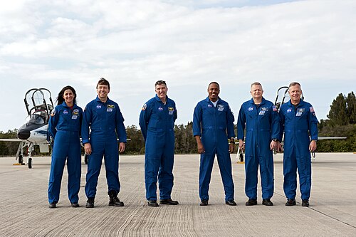 L'équipage pose pour une photo au KSC (y compris Bowen).