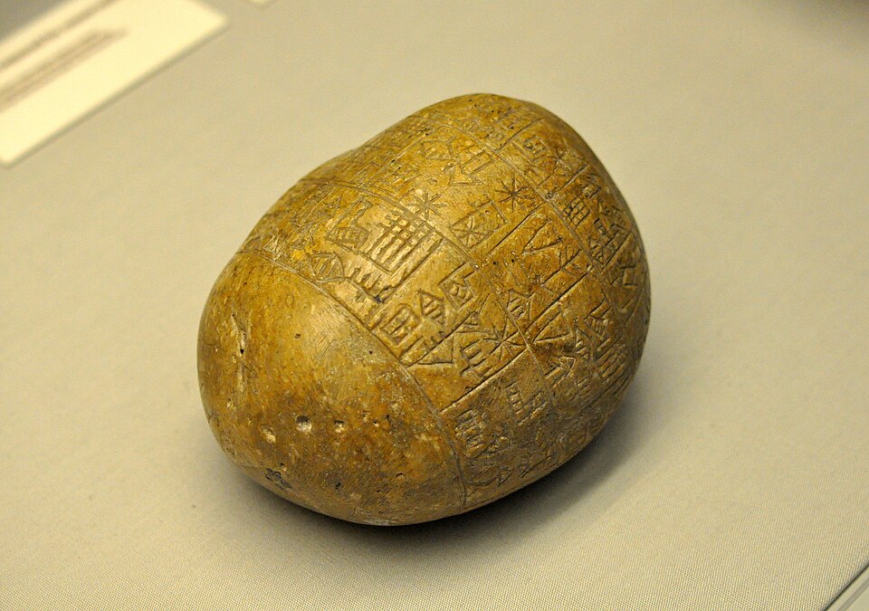 Le texte cunéiforme indique qu'Enannatum Ier rappelle aux dieux ses nombreux accomplissements dans les temples de Lagash. Vers 2400 av. J.-C. Provenance : Girsu, Irak. British Museum, Londres.