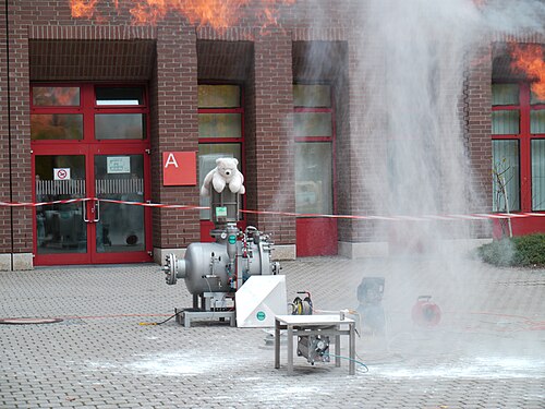 Conséquences de l'explosion, avec de la farine non brûlée sur le sol