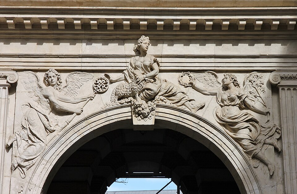 La partie inférieure du portail (1546) représente Pallas, protecteur de la ville depuis l'époque romaine.