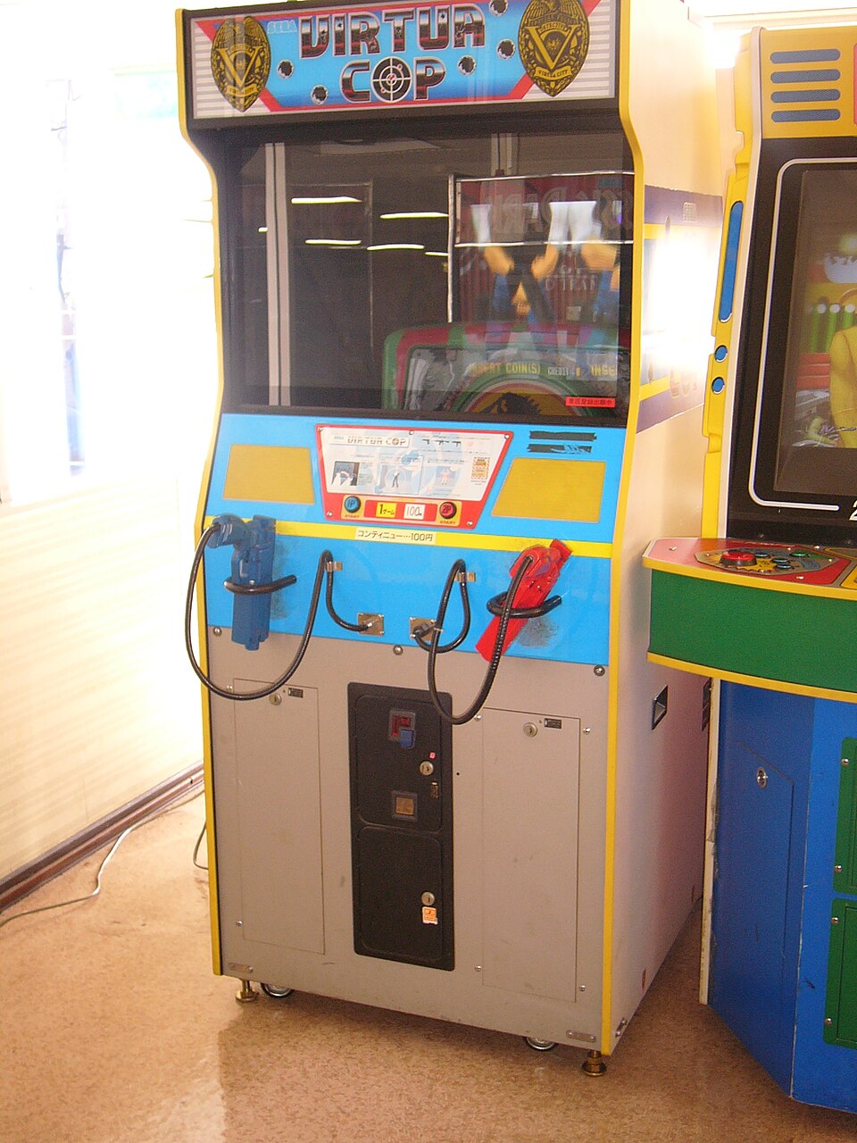 Une borne d'arcade avec deux contrôleurs d'armes à feu