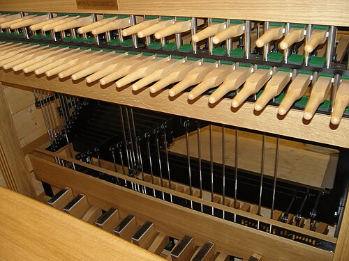 Un clavier en bois composé de bâtons reliés à un pédalier.