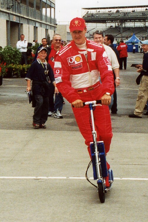 Michael Schumacher sur un scooter