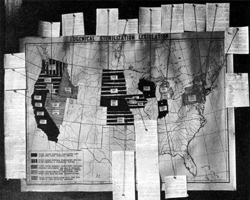 Photographie monochrome d'une carte intitulée « Législation sur la stérilisation eugénique » ; avec des notes sur chaque État ; voir la légende