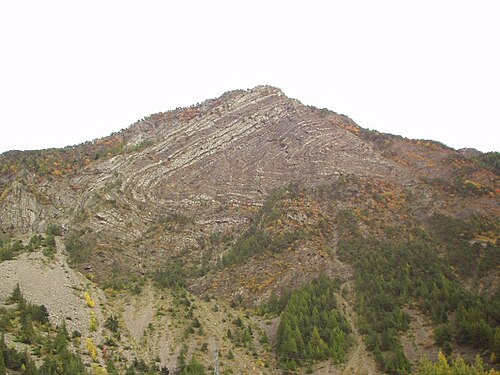 Strates sur une paroi de montagne dans les Alpes françaises