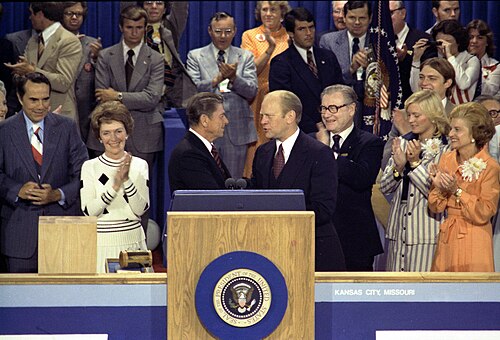 Reagan et Gerald Ford se serrant la main sur le podium après que Reagan ait perdu de justesse la nomination à la Convention nationale républicaine de 1976