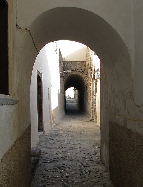 Une ruelle à Fira, Santorin, Grèce