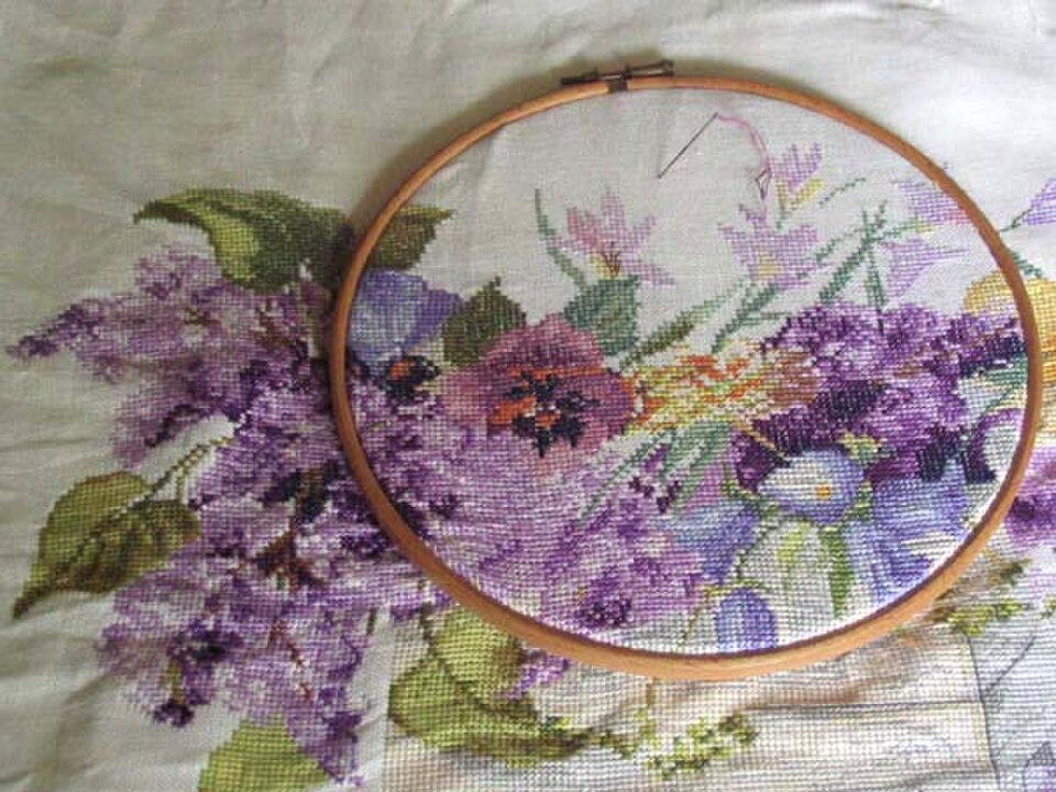 Les broderies autres que la broderie au point de croix utilisent souvent un tissu doux et nécessitent un tambour à broder.