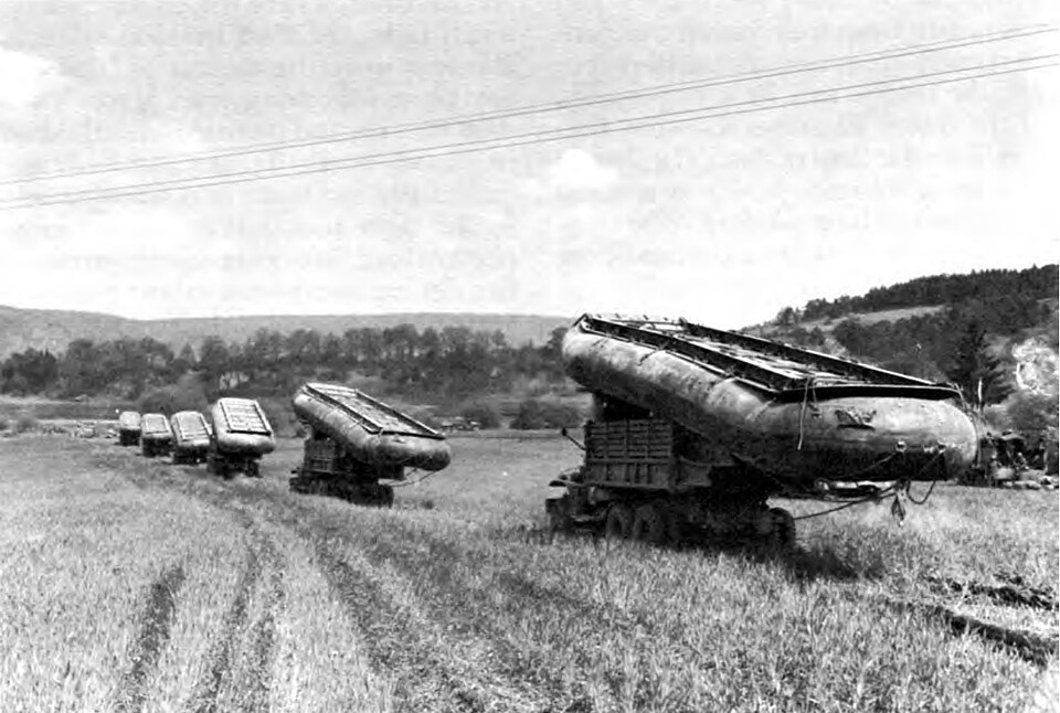 Des pontons pneumatiques sont transportés par de lourds camions 6×6