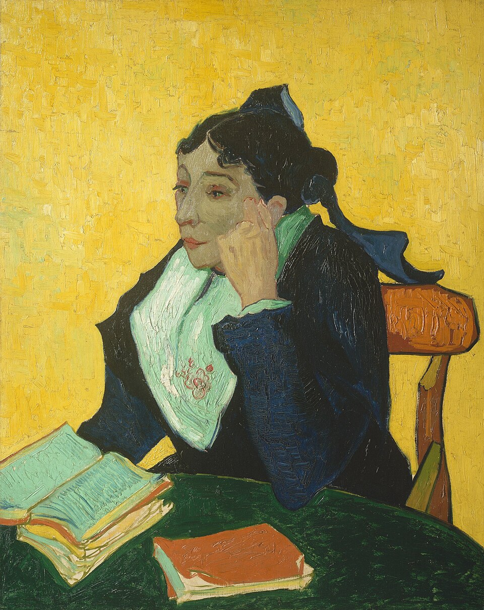 Une femme élégante est assise, tournée vers sa droite (à gauche du spectateur). Elle a deux livres sur les genoux et porte des vêtements sombres qui contrastent vivement avec le fond jaune.