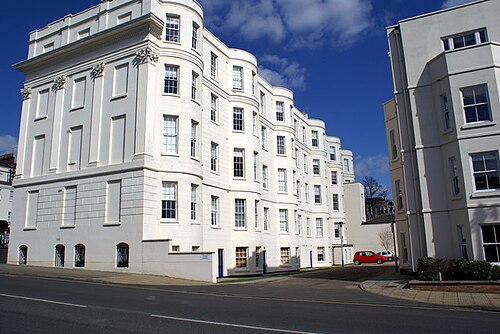 Arrière du luxueux immeuble d'appartements Regency du XIXe siècle, classé Grade II*[6], Clarence Mansions à Leamington Spa
