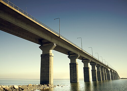 En 1972, le pont d'Öland, long de 6 km, a été construit de Kalmar à la ville de Färjestaden sur Öland.
