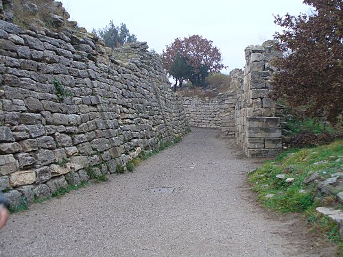 Cul-de-sac de la Porte Est (murs Troie IX à droite)
