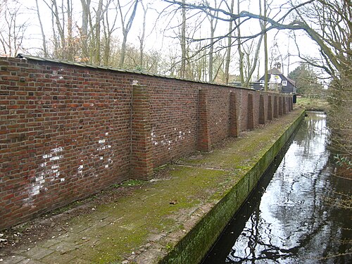 Mur de briques, pavage et mur de canal à Wassenaar, Pays-Bas