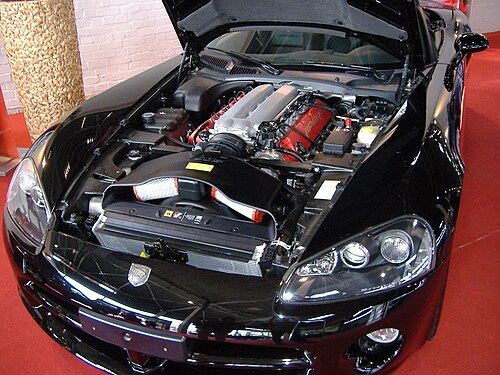 An FMR Dodge Viper showing its 8.4 L V10 positioned behind the car’s front axle