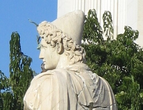 Le pileus identifie particulièrement les Dioscures (ici sur une statue colossale de l'Antiquité tardive au Capitole, à Rome).