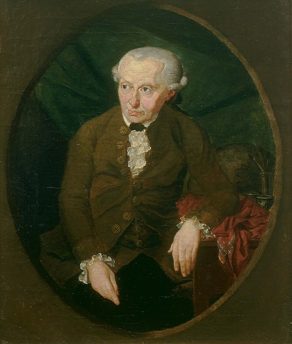 Peinture à l'huile représentant Kant de face sur fond sombre, assis, appuyé sur une table avec des plumes et de l'encre, vêtu d'un costume marron.
