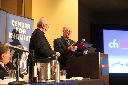 Frazier décerne à l'auteur Joe Nickell le prix Balles pour son livre The Science of Ghosts – 2013.