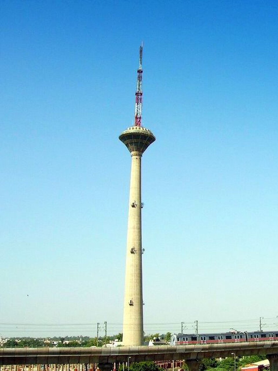 Tour de télévision de Pitampura avec un ciel bleu en arrière-plan