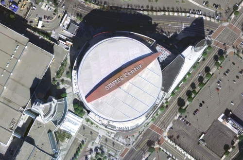 Vue satellite de l'arène avant le développement du LA Live. Notez l'absence de panneaux solaires sur le toit.